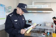 森侦大队对辖区内明德核心学校食堂开展面详尽